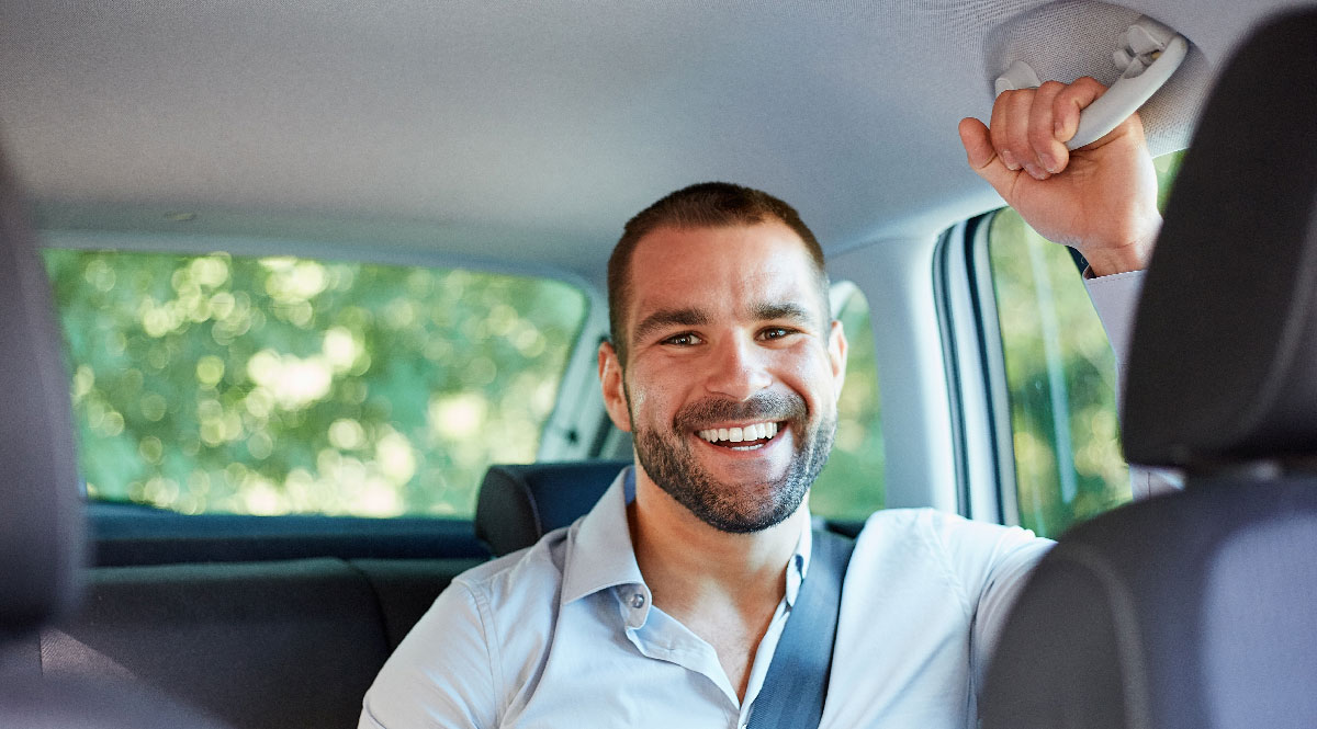 Chauffeur de taxi au volant, souriant