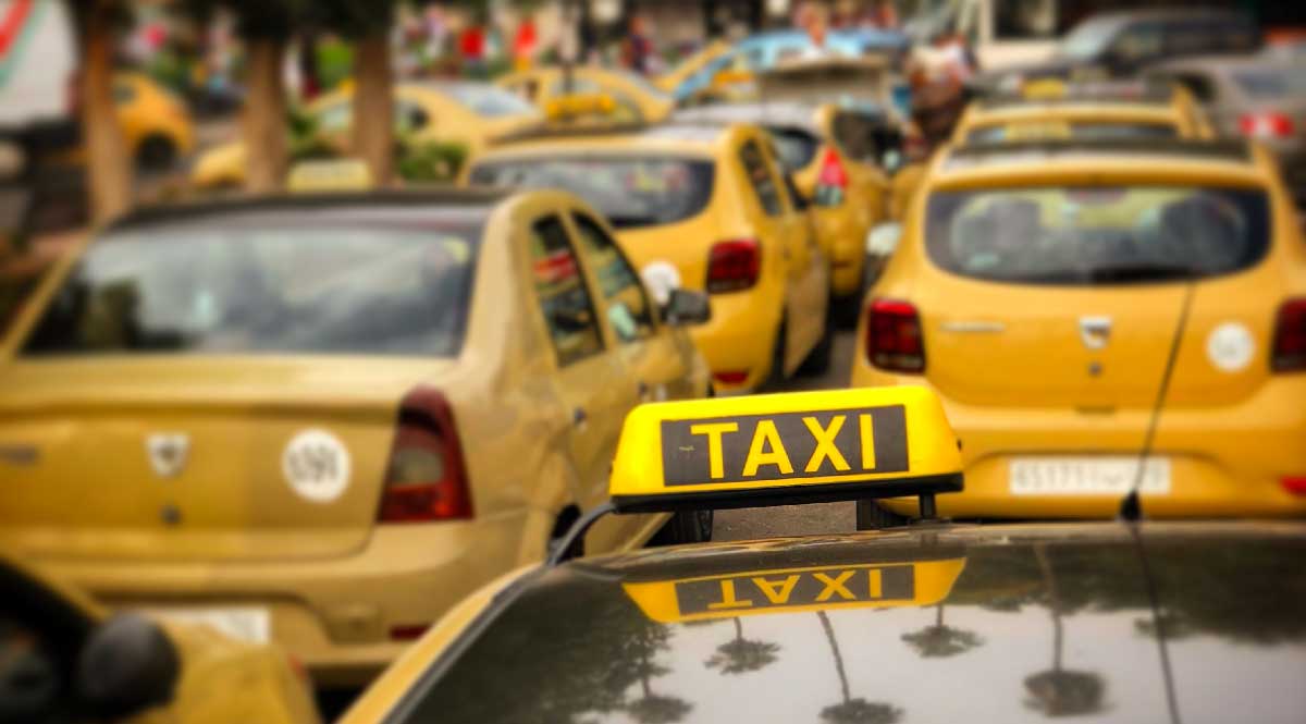 File de petits taxis à Marrakech
